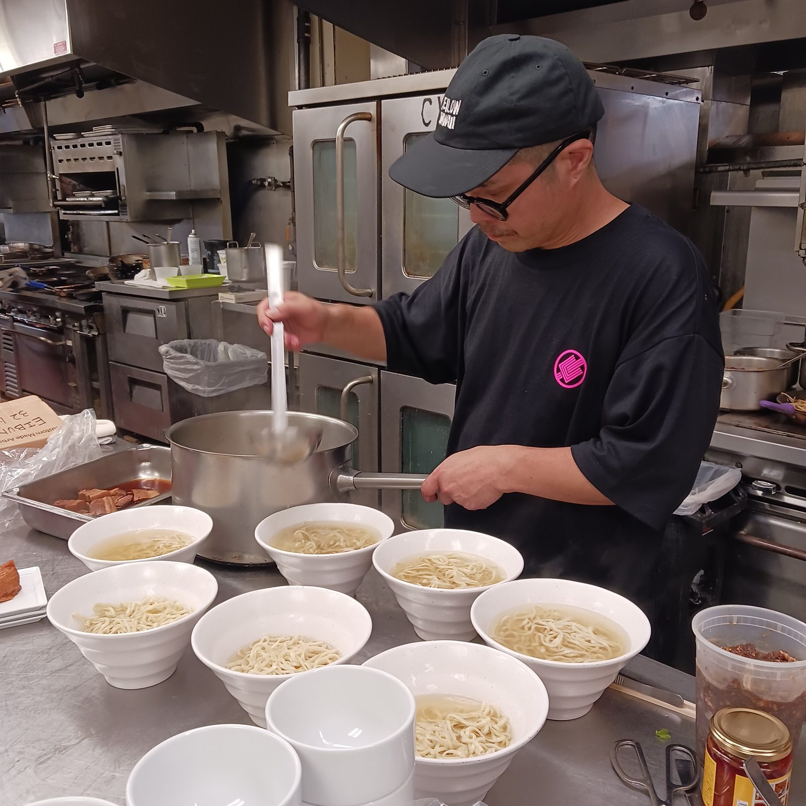 そばの盛り付け作業