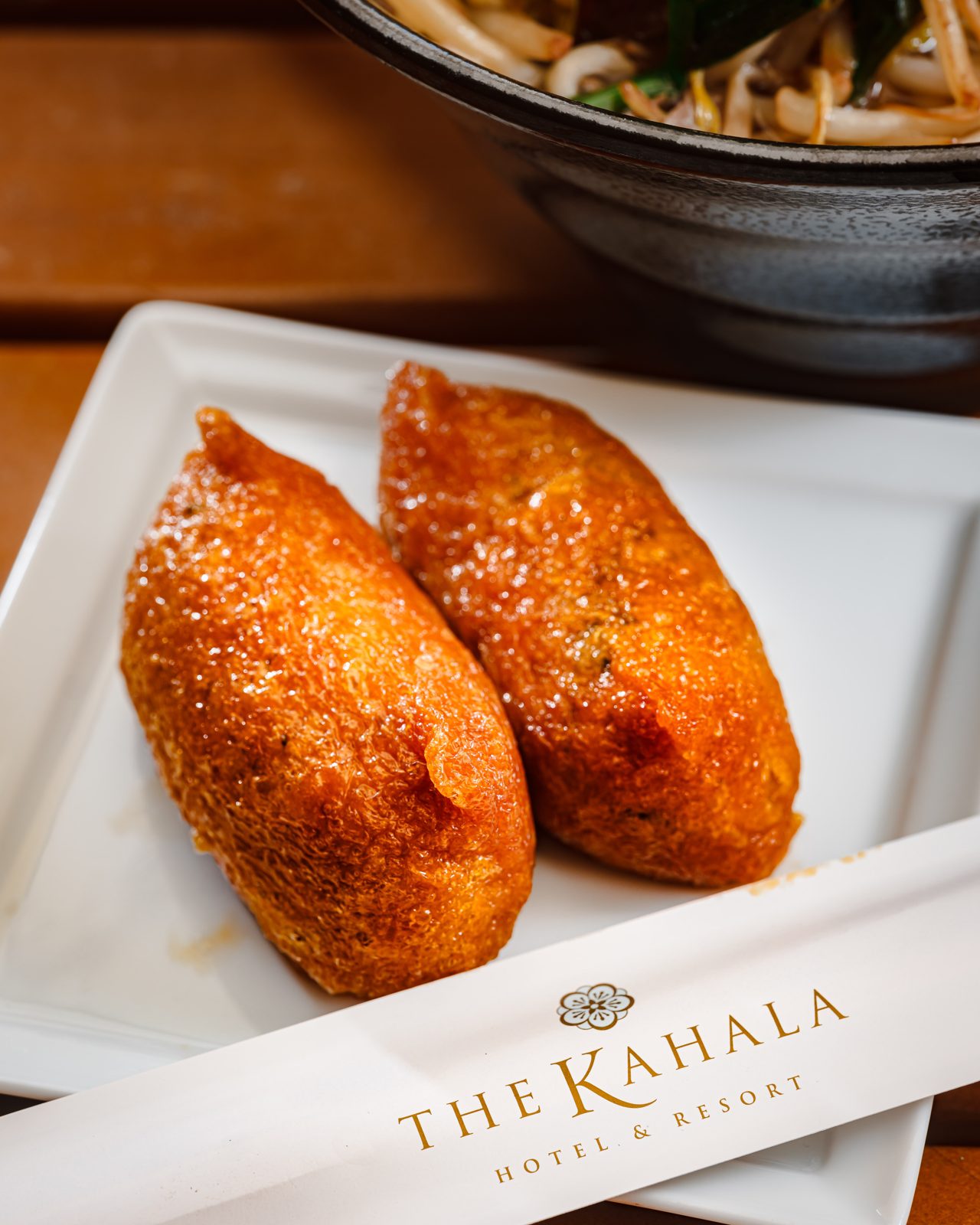 THE KAHALAの皿に盛られたじゅーしーいなり