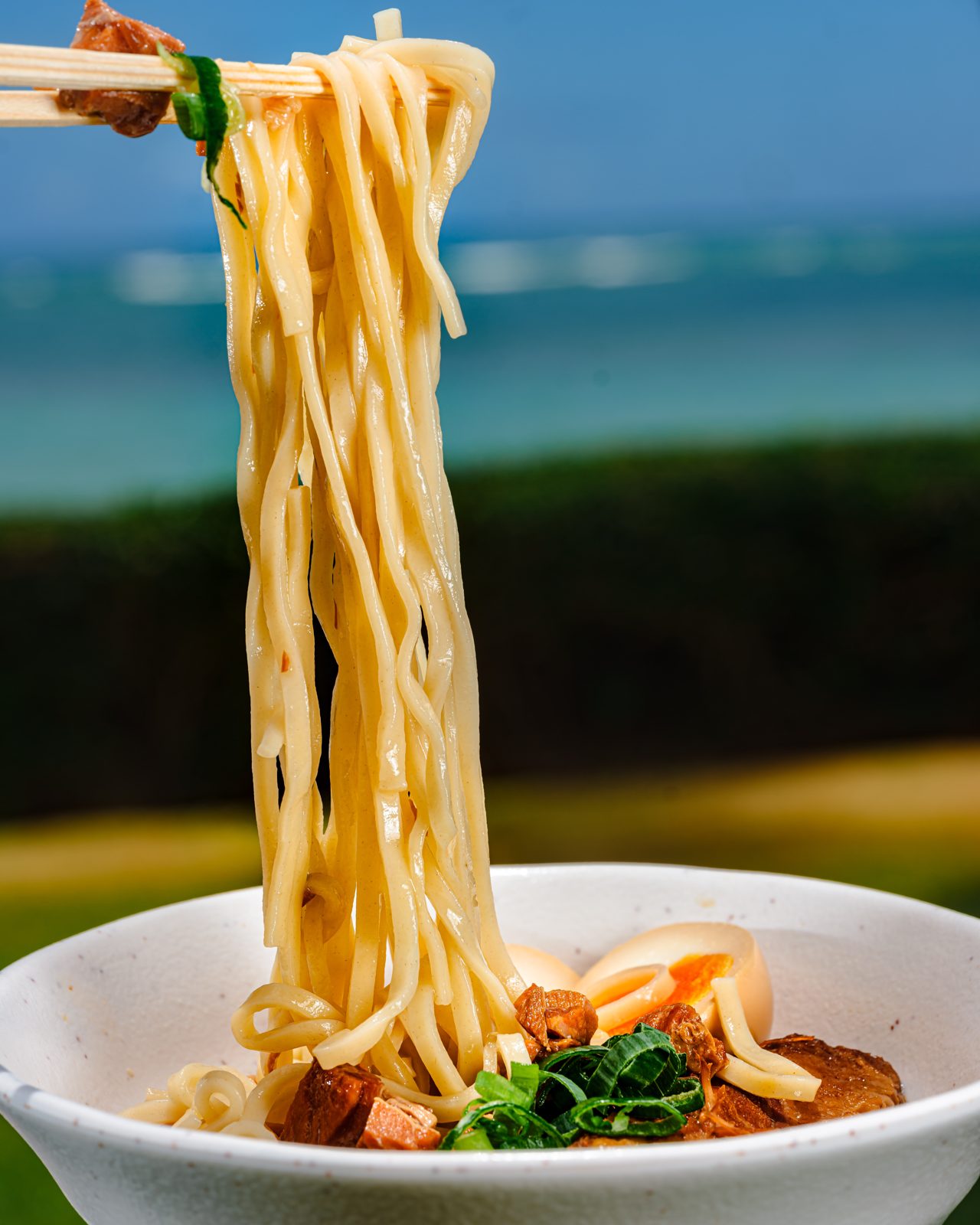 海を望むテラスで供される沖縄そばの麺（ハワイ・THE KAHALAにて）